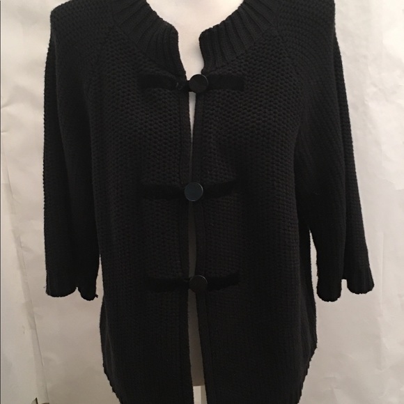 Leo & Nicole size 1X Black poncho 3 buttons front - Picture 3 of 7